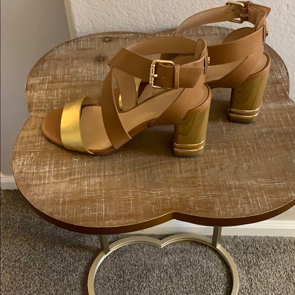 EUC Tommy Hilfiger Wood style Sandals - Picture 3 of 7